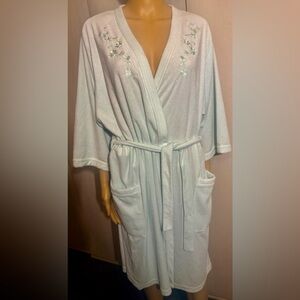 Miss Elaine robe w/embroidered floral design & patch pockets. Lightweight. Sz.XL